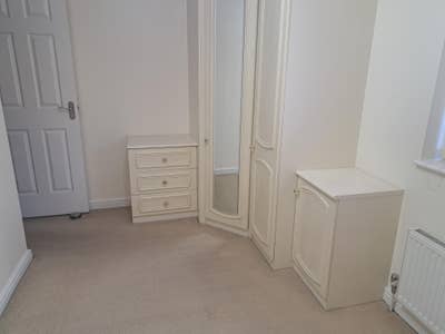 Private bedroom in a semi-detatched house  Main Photo