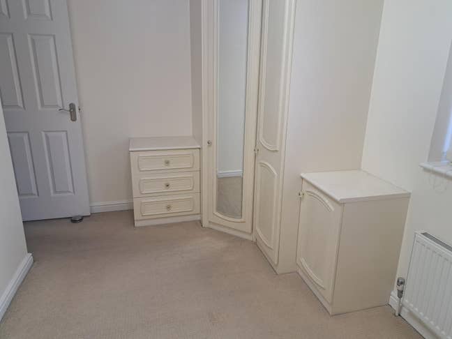 Private bedroom in a semi-detatched house  Main Photo