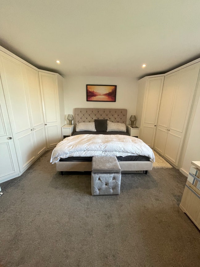 Large bedroom with Superking bed in hove Main Photo