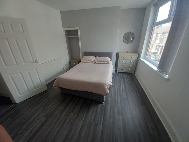 Large doble room to let Main Photo