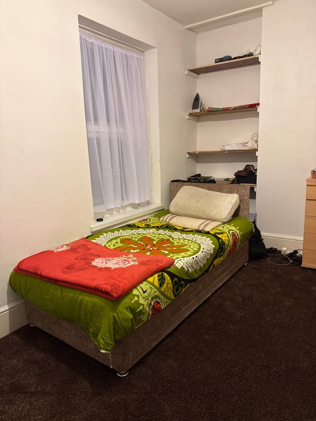 A fully furnished room is available for one person Main Photo