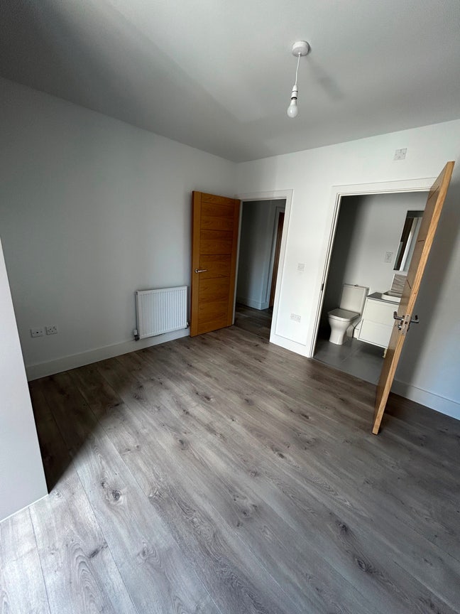 En-suite Double Room in Modern Development  Main Photo