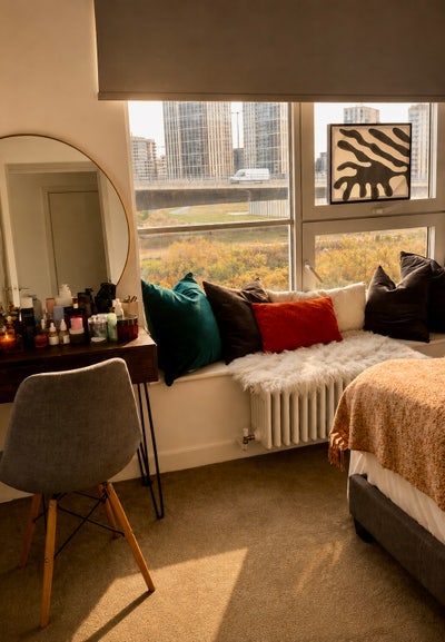 ✨ Luxury Ensuite Room in London City Island – Pool Main Photo