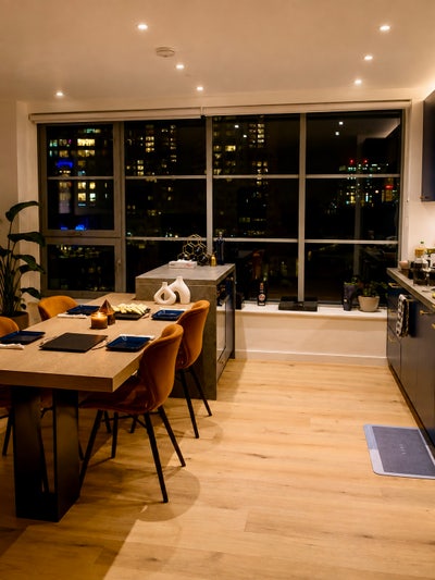 ✨ Luxury Ensuite Room in London City Island – Pool Main Photo