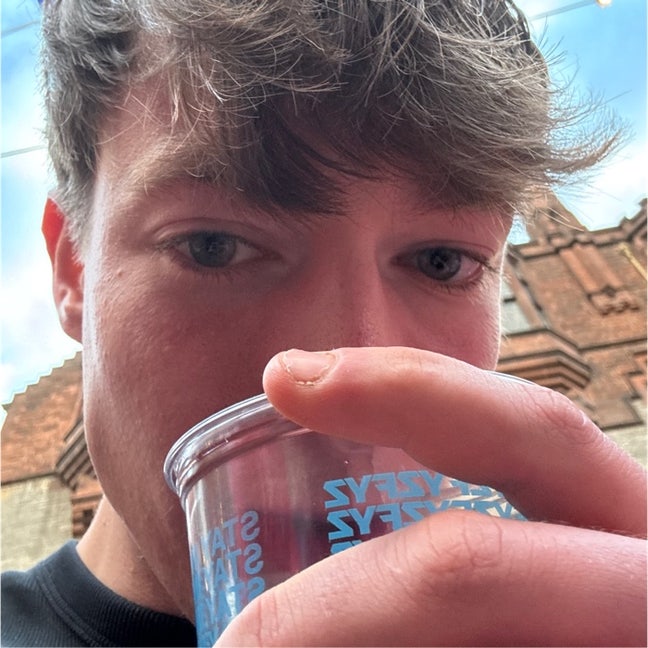Looking for a room/someone to buddy up  Main Photo