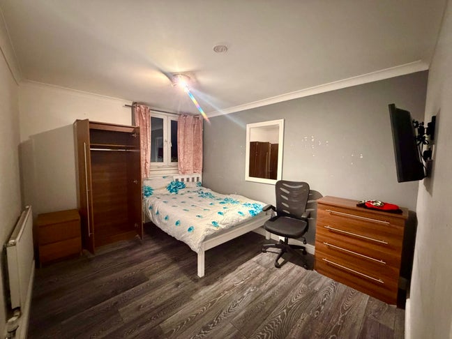 Spacious Double Room Near Putney Station Main Photo