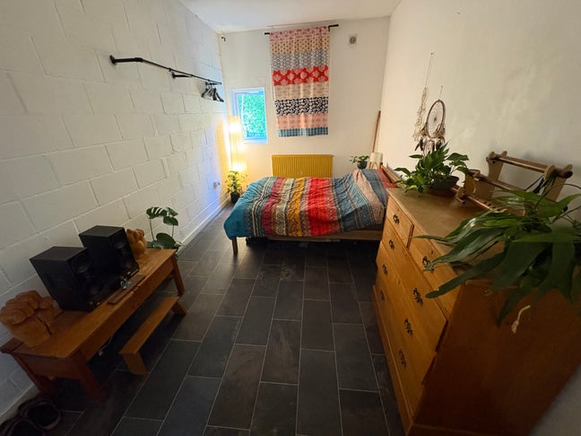 Huge room - cozy warehouse - all bills included Main Photo