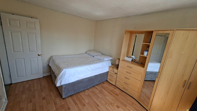 King size bed, large room with castle views Main Photo