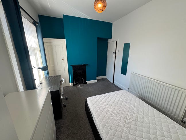 Large double room near campus, bills included Main Photo