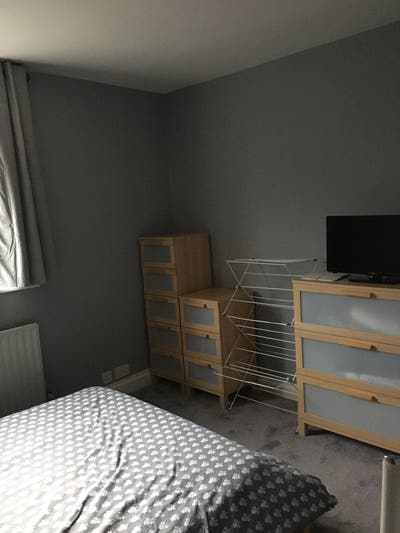 Room near all amenities and public transport. Main Photo