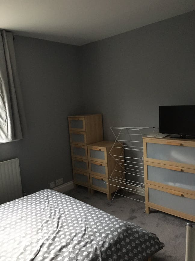 Room near all amenities and public transport. Main Photo