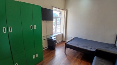 ST6. Double + Ensuite + Sofa + Smart TV + Fridge Main Photo