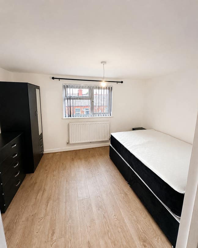 5 Newly Refurbished Rooms Available - Female House Main Photo