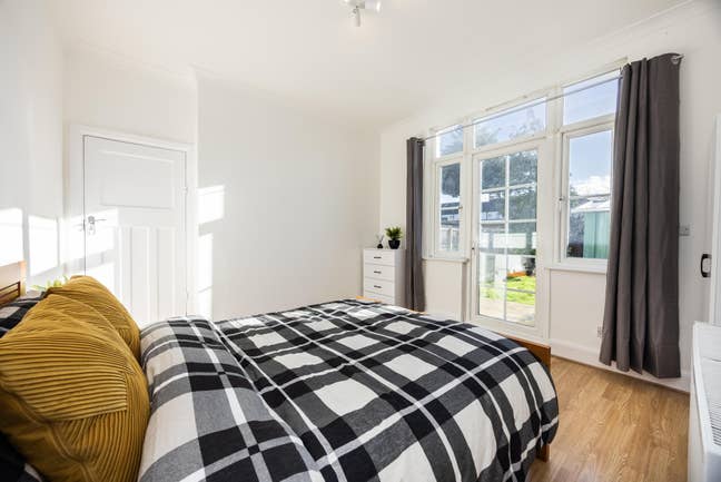 Lovely Rooms in Seven Kings | Bills Inc. & Parking Main Photo