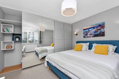 Large Room inc bills next to the Greenwich Park Main Photo
