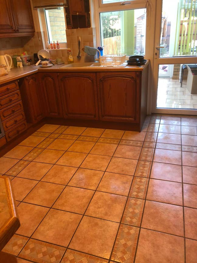 Two rooms for a family, ensuite, shared kitchen Main Photo