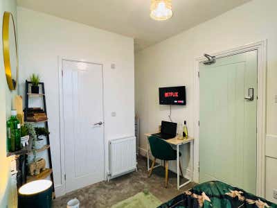 Luxury House Share Opposite Train Station.  Main Photo