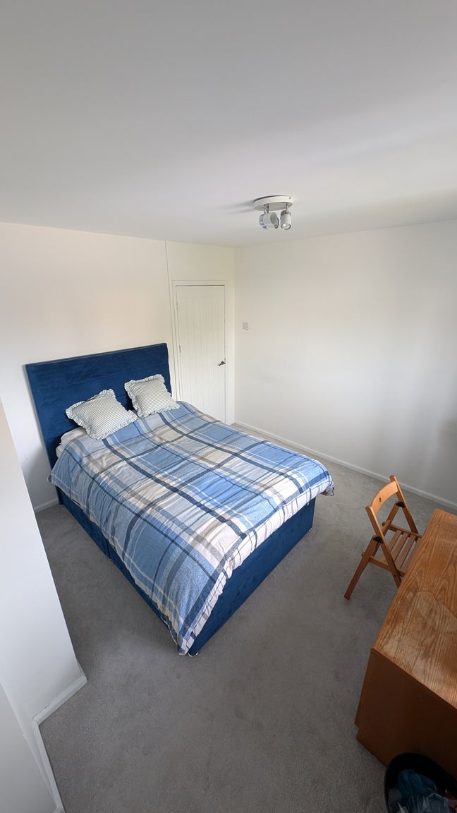 Large Bright Double Room – Penarth/Llandough – Bil Main Photo