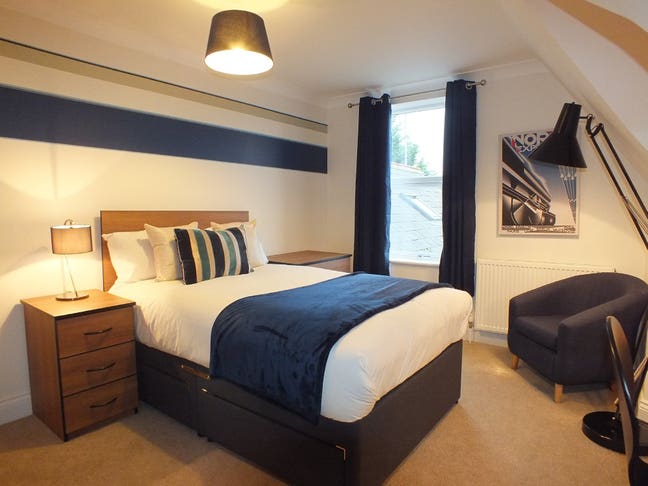 High Quality Living - Large Ensuite Room  Main Photo