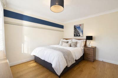 Great Location! - Large Ensuite Room near M4 Main Photo