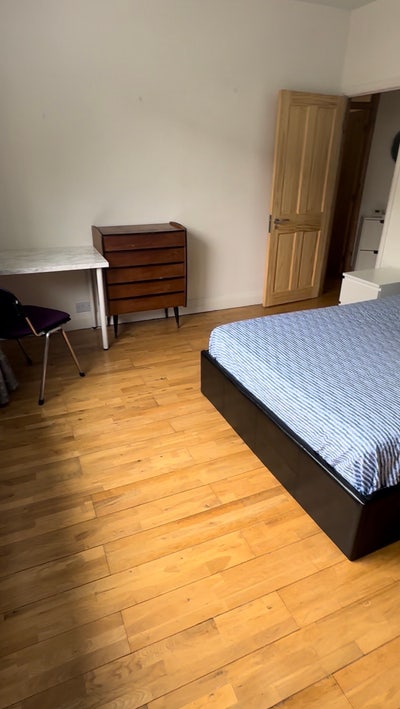 Bright and Spacious Double Bedroom - Female only Main Photo