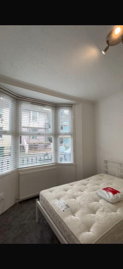 Beautiful Large Double room in Student house   Main Photo
