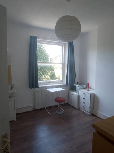 Double room in flat 5 mins from shops and station Main Photo