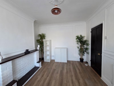 Newly renovated Double bedroom - all bills incl Main Photo