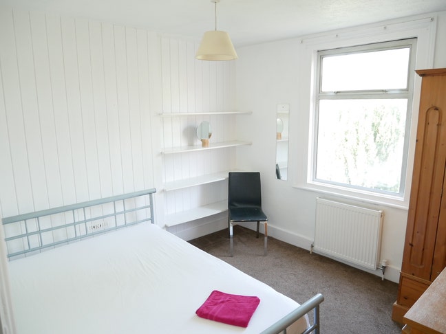 Garden view Double in 6 bedroom HouseShare, NW2 Main Photo