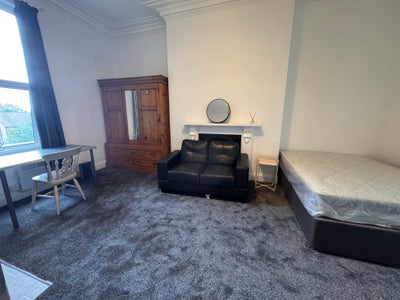 Studio flat Hyde Park Leeds Main Photo