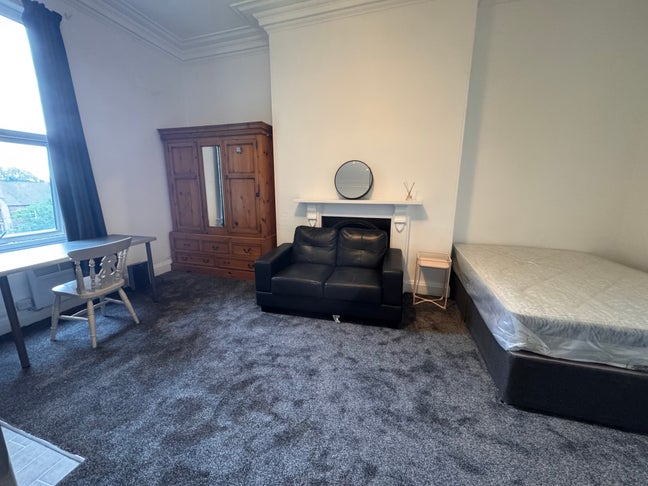 Studio flat Hyde Park Leeds Main Photo