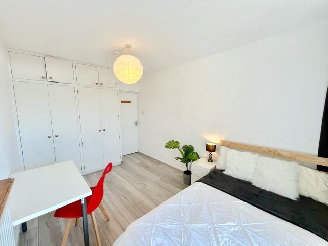 3 Renovated Rooms - 20 min walk to Paddington Main Photo