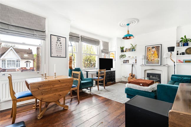 2 bed upstairs Flat (preferably couple) Main Photo