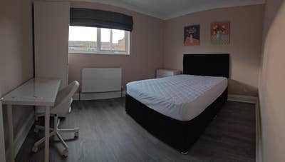 Spacious double room in a shared house Main Photo