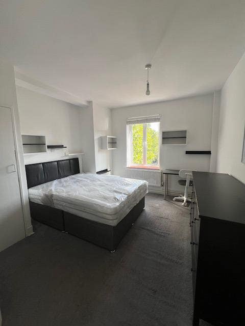 3 bedrooms available in Camden (5-bed flat) Main Photo