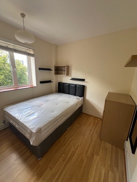 1 bedroom available in Camden (5-bed flat) Main Photo