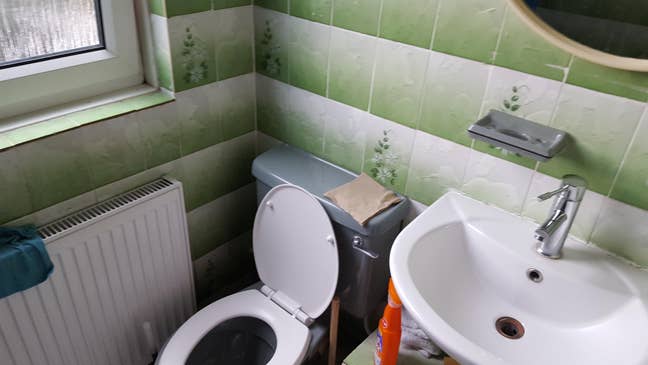 4 room house. 5 mint Barkingside station and shops Main Photo
