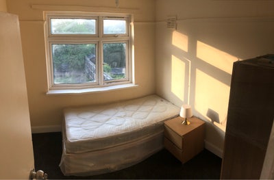 Bright & Spacious Single Room in professional home Main Photo