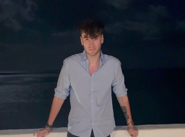Professional Male seeks a single or double room Main Photo