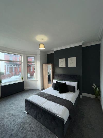 Newly Refurbished Double Room- All bills included Main Photo