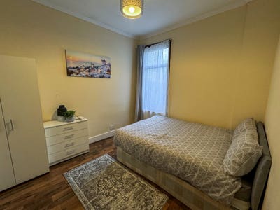 West Ham/Stratford Doubme room.M Main Photo
