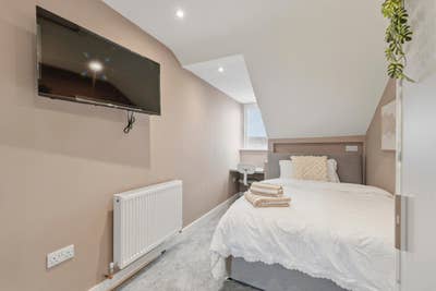 Brand New Refurb- Close to Bae!! Main Photo