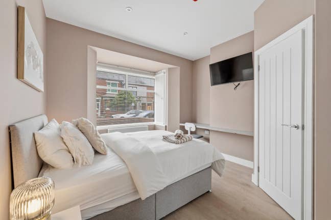Brand New Refurb- Close to Bae!! Main Photo