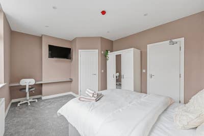 Brand New Refurb- Close to Bae!! Main Photo