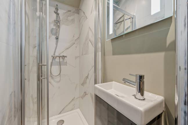 Brand New Refurb- Close to Bae!! Main Photo