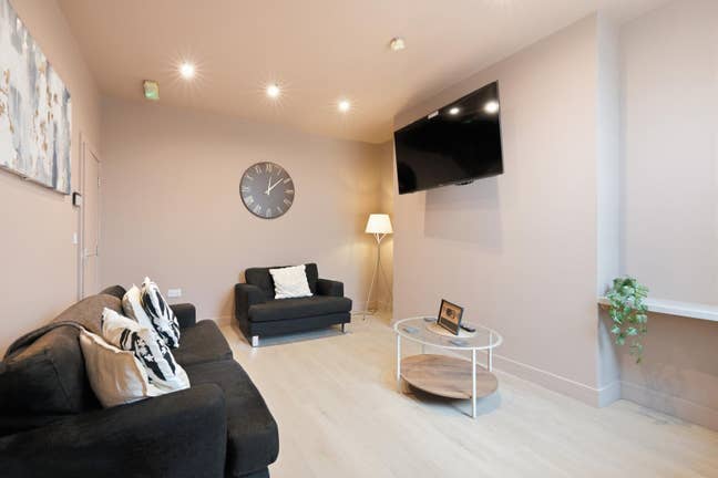 Brand New Refurb- Close to Bae!! Main Photo