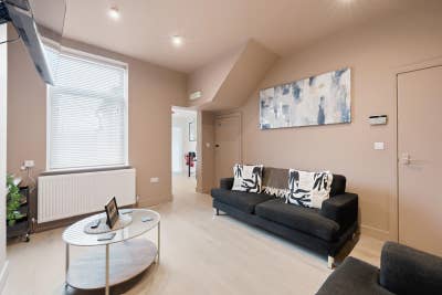 Brand New Refurb- Close to Bae!! Main Photo