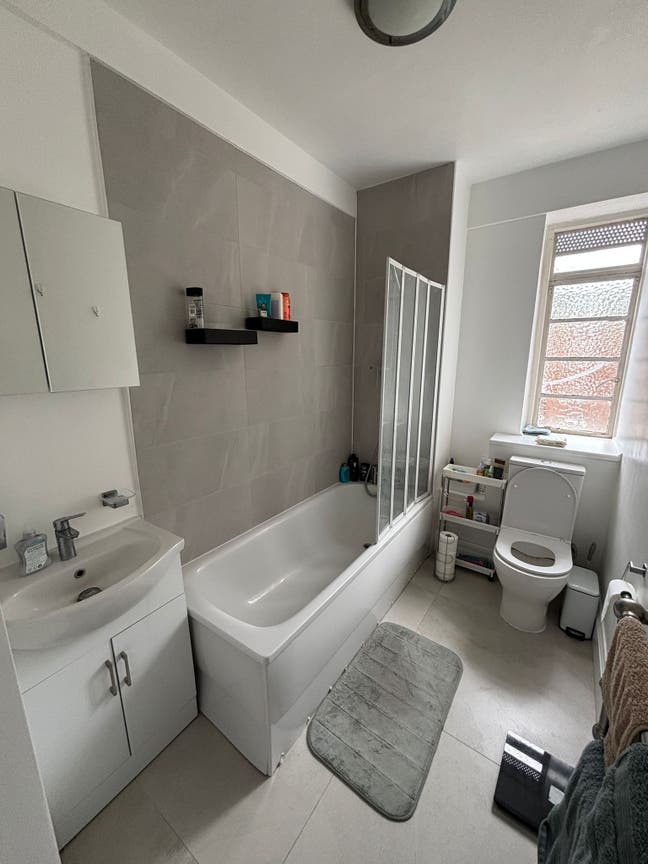 Room for Sub-Let in High Street Kensington Main Photo