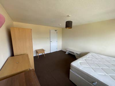 Nice double room- Conniburrow Main Photo