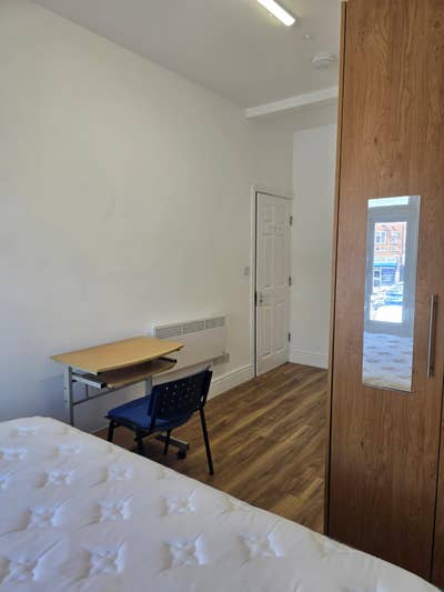Premium Double Room with Ensuite – Available Now Main Photo